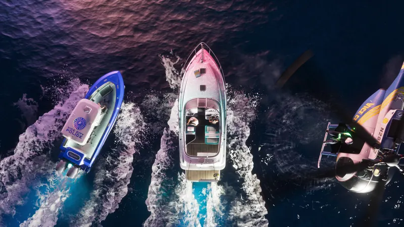The Shitzu Squalo speedboat chased by a Vice City Police boat